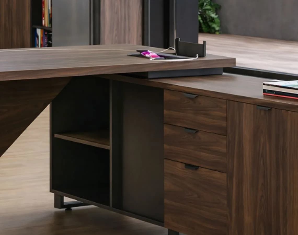 Mesa de escritório em MDF com gaveteiro e armário