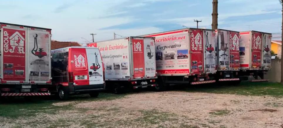 Caminhões da frota própria, com a marca Group J&R